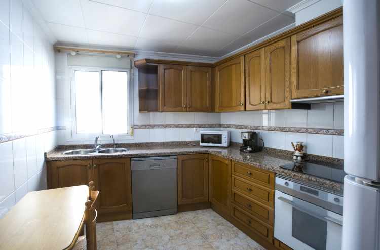 Cocina totalmente equipada, con placa inducción, horno, microondas, cafetera, hervidor de agua caliente, tostadora y lavaplatos.