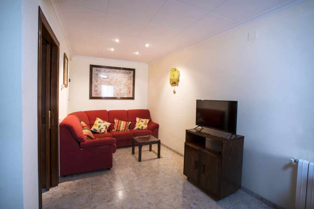 Sala de estar con sofá y televisión.