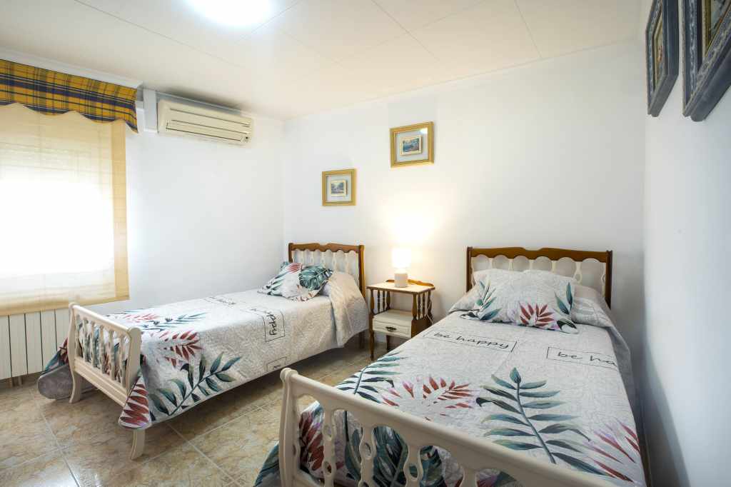 Habitación dobe con camas individuales y aire acondicionado