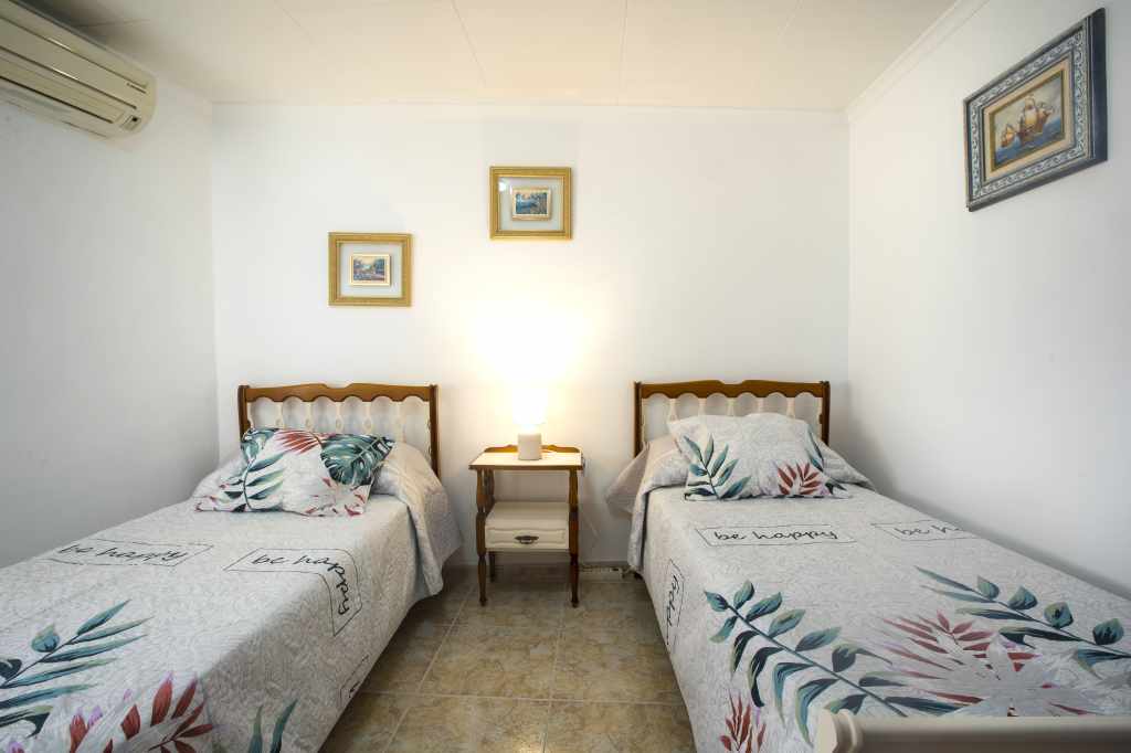 Habitación dobe con camas individuales y aire acondicionado