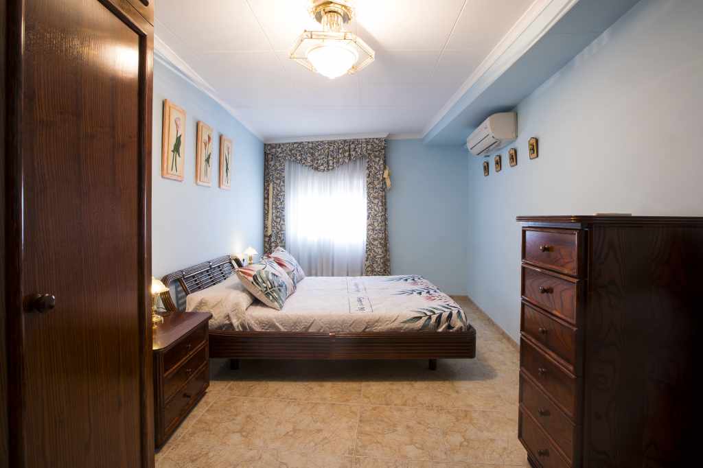 Habitación suite doble con cama de 1,50 cm, con un grande armario y con baño privado y aire acondicionado