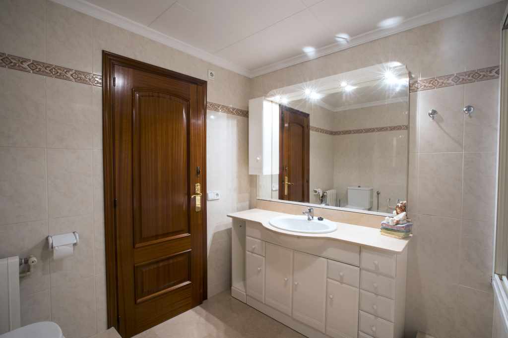 Baño completo con bañera, secador de pelo y toallas