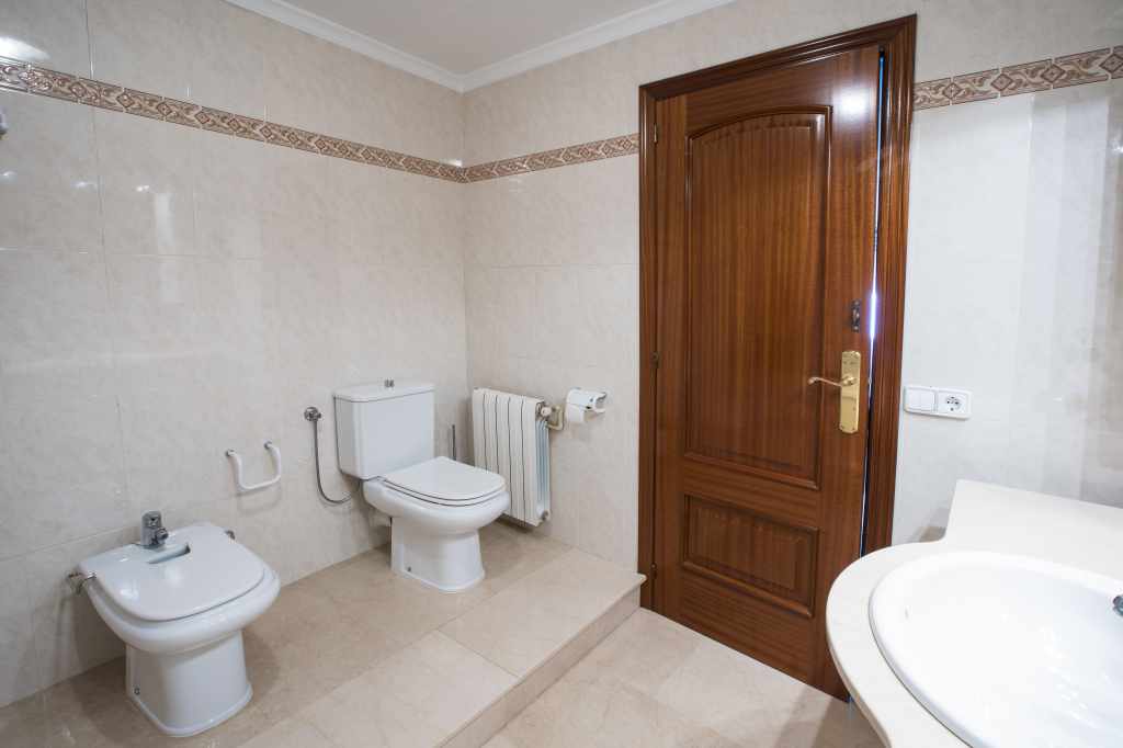 Baño completo con bañera, secador de pelo y toallas