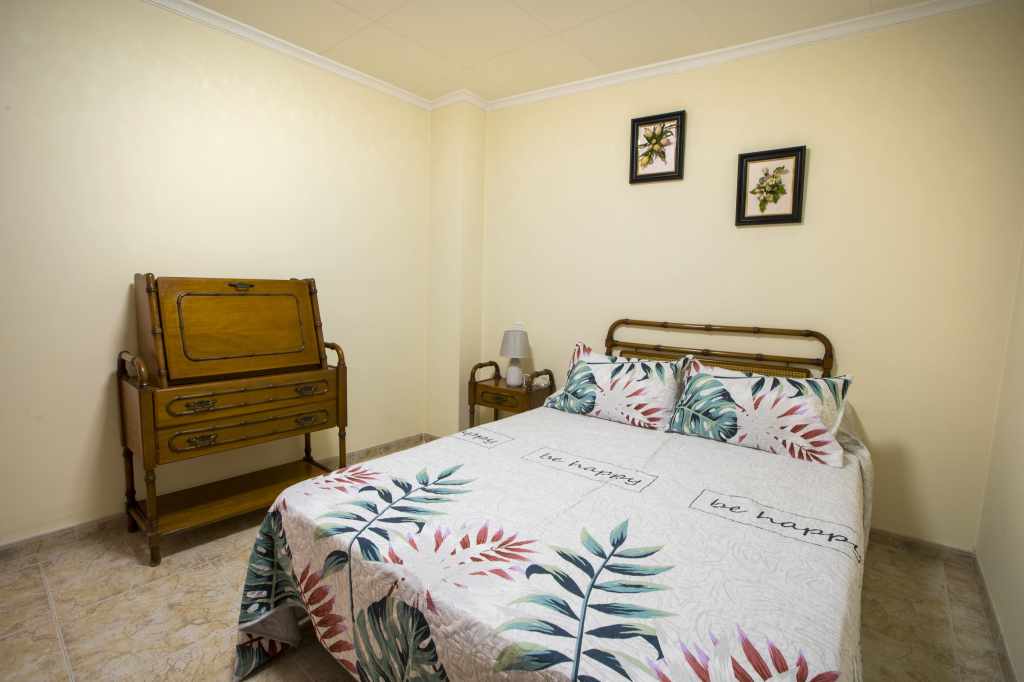 Habitación doble con cama de 1,35 cm y con armario y escritorio.