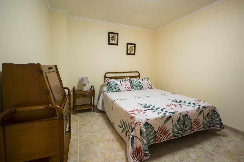 Habitación doble con cama de 1,35 cm y con armario y escritorio.