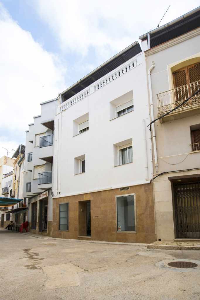 Fachada de la casa situada en una calle peatonal en el casco antiugo