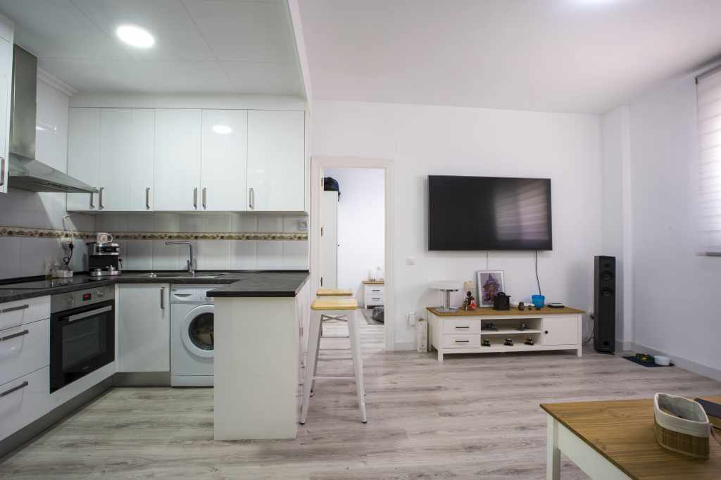 Cocina totalmente equipada con barra americana, microondas, cafetera, hervidor de agua, placa de inducción y horno. Salón - comedor con sofá, televisión de 65 pulgadas y torre musical