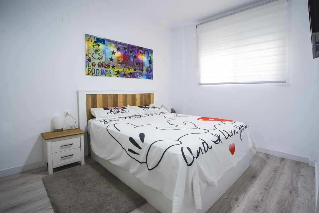 Habitación doble con cama de 1,50 cm y televisión de 42 pulgadas