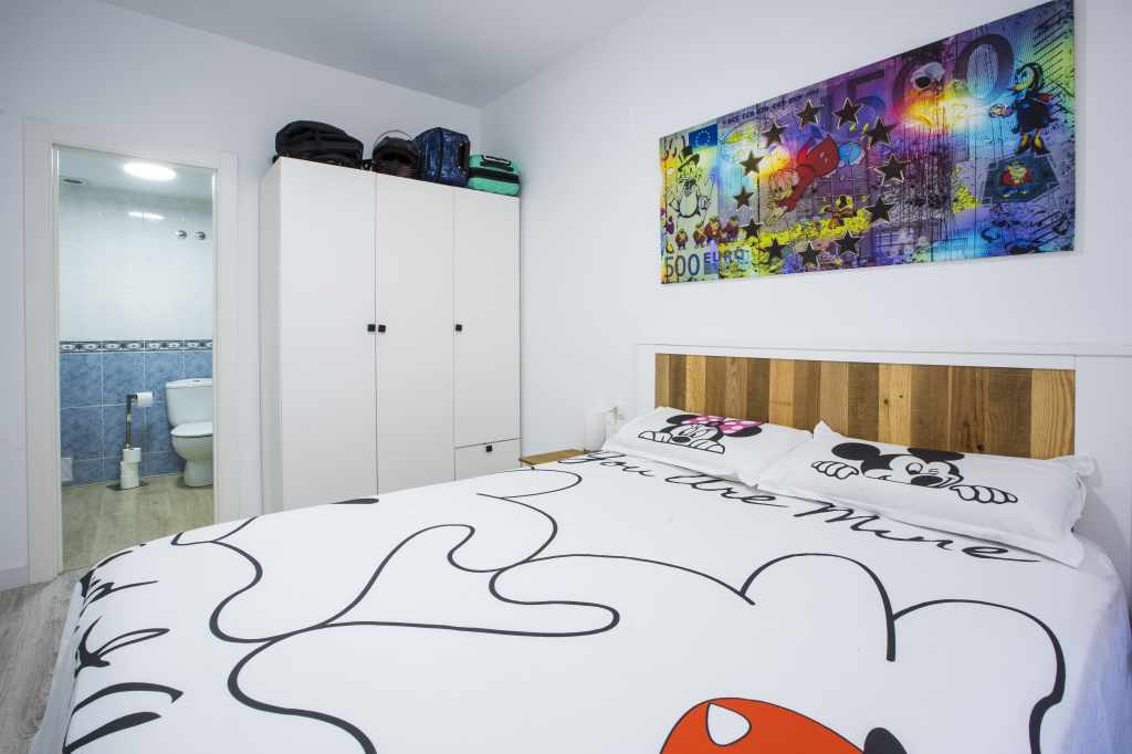 Habitación doble con cama de 1,50 cm, con armario y televisión de 42 pulgadas