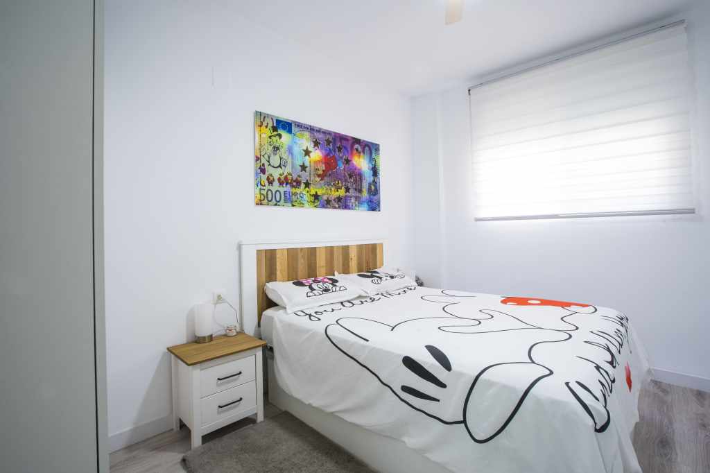 Habitación doble con cama de 1,50 cm, con armario y televisión de 42 pulgadas