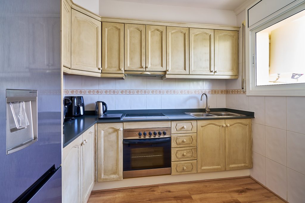 Cocina completa con encimera y horno, cafetera, hervidor de agua, microondas y airfryer