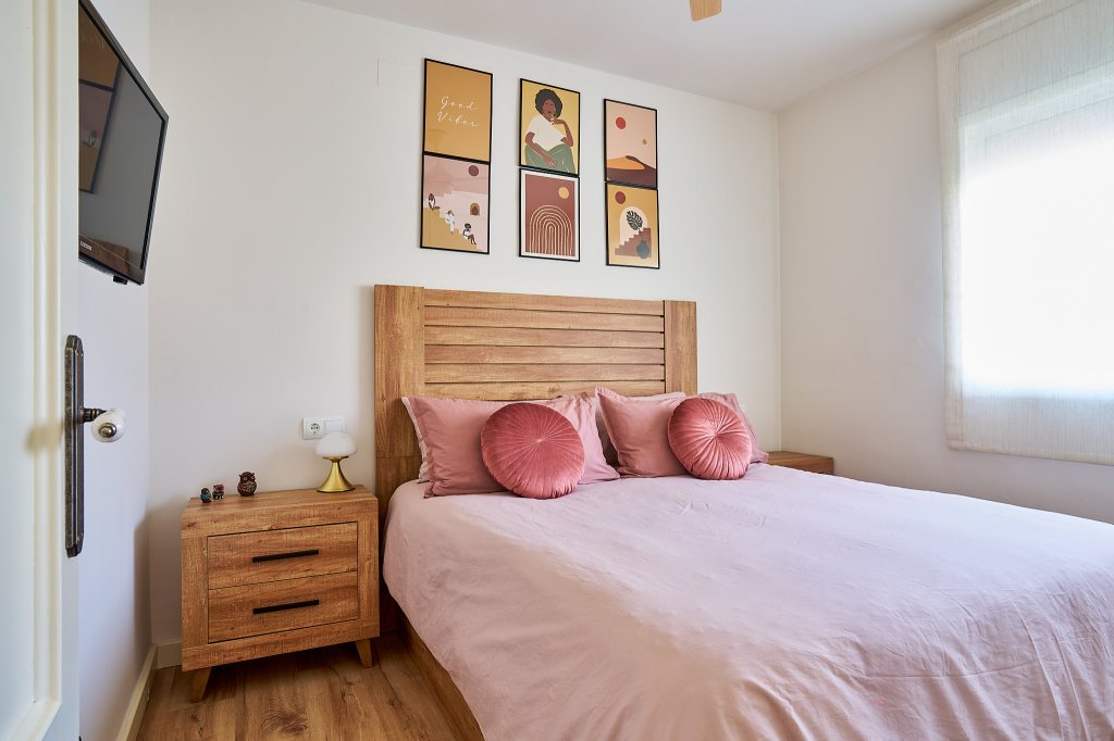 Habitación con cama doble de 1,50 x 1,90 cm y televisión de 32 pulgadas